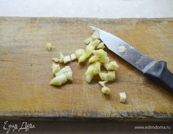 Чеснок почистите, измельчите. Добавьте в сковороду, перемешайте и снимите с огня.