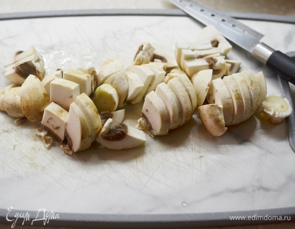 Грибы помойте, произвольно нарежьте.