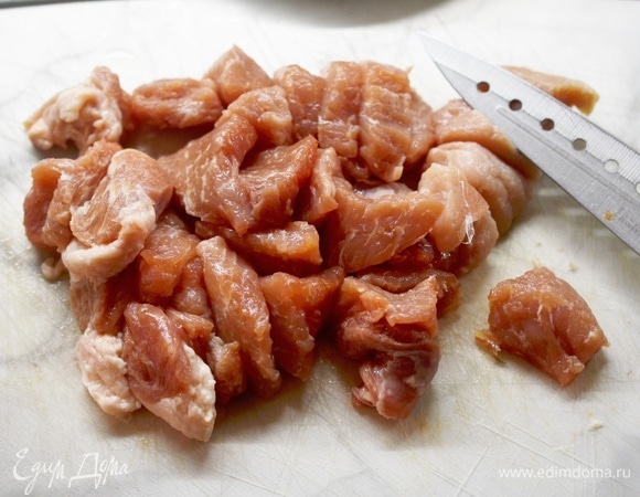 Свинину помойте, обсушите, нарежьте на небольшие кусочки.