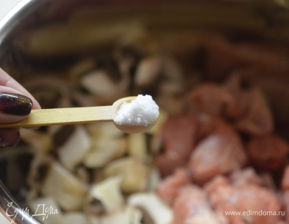 Посолите, можно также добавить перец или какие-то другие приправы.