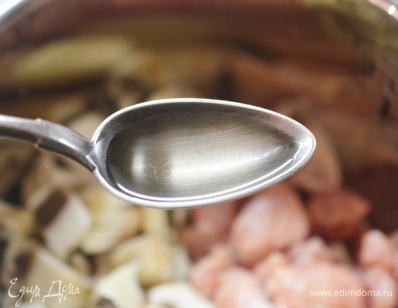 Добавьте растительное масло.