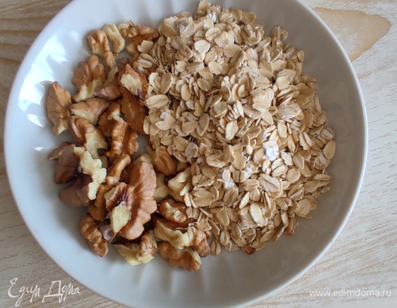 Для панировки перемолоть в крупную крошку грецкие орехи и овсяные хлопья.