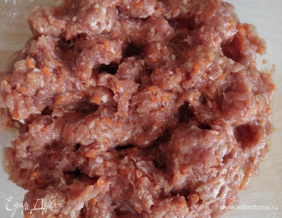 Фарш можно взять любой по вашему вкусу (у меня свинина), перемолоть с луком и морковью, добавить соль и черный молотый перец по вкусу. Фарш хорошо отбить.