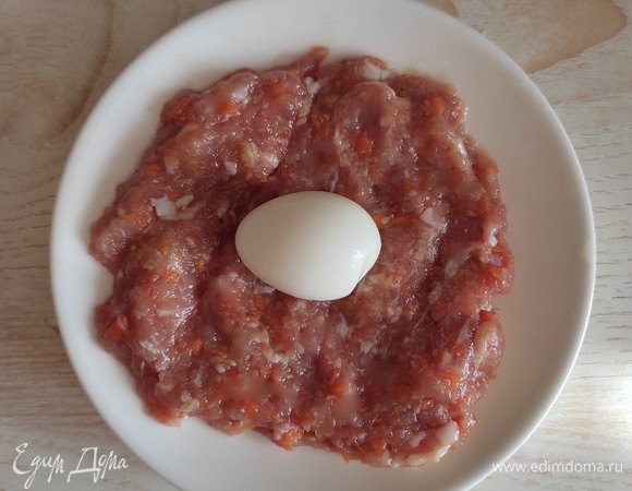 Из фарша сделать лепешку, внутрь положить яйцо.