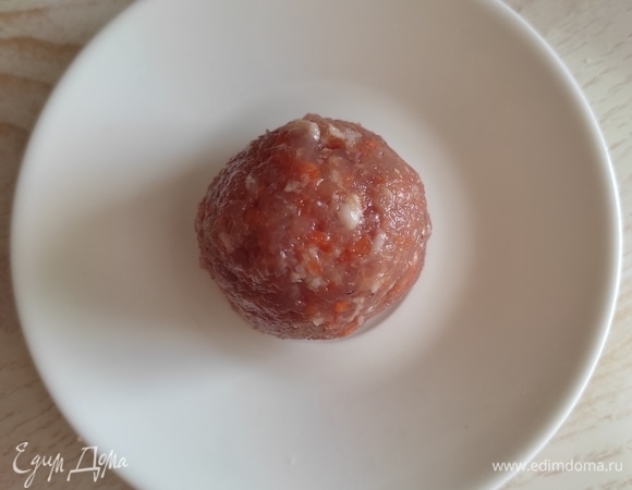 Защипнуть края и сформировать шарик (диаметр — примерно 4–5 см).