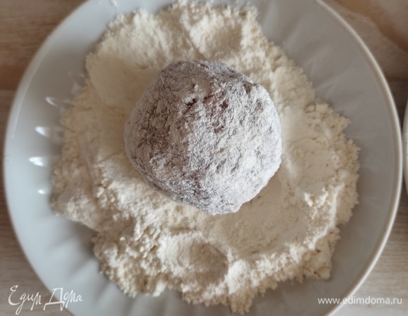 Сформированный шарик сначала хорошо обваливаем в муке.