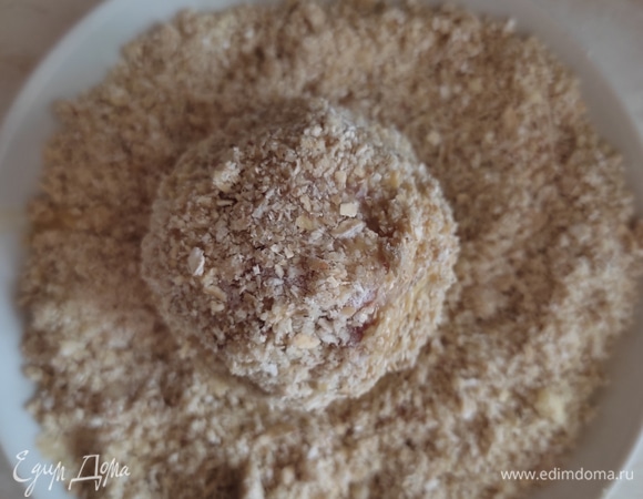 И обваливаем в панировочной смеси.