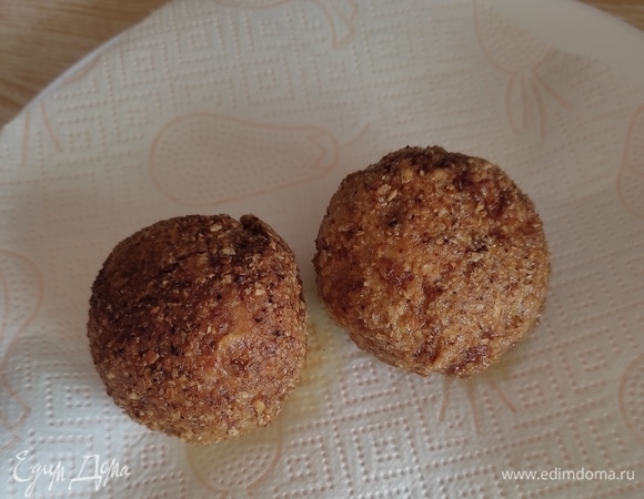 Готовые шарики выкладываем на бумажное полотенце, чтобы убрать лишнее масло. Подавать можно с аджикой или любимым соусом. Приятного аппетита!