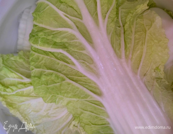 Сложить листья в широкую кастрюлю, залить горячей водой и проварить 3–4 минуты.