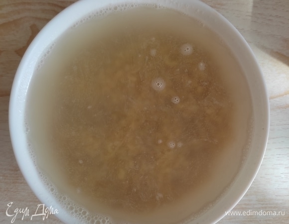 Булгур хорошо промыть, залить кипятком, накрыть крышкой и оставить на 10 минут. После чего откинуть на сито и дать стечь воде.