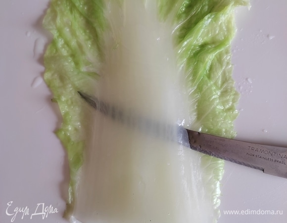 Если у листа очень толстое основание, его можно немного срезать ножом.