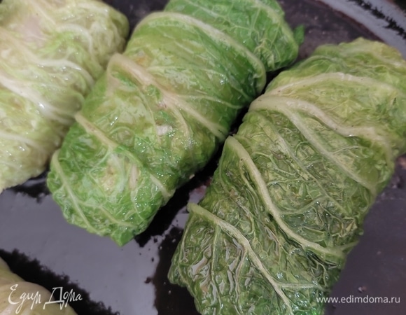 Голубцы обжарить на растительном масле с двух сторон по 2–3 минуты с каждой стороны.