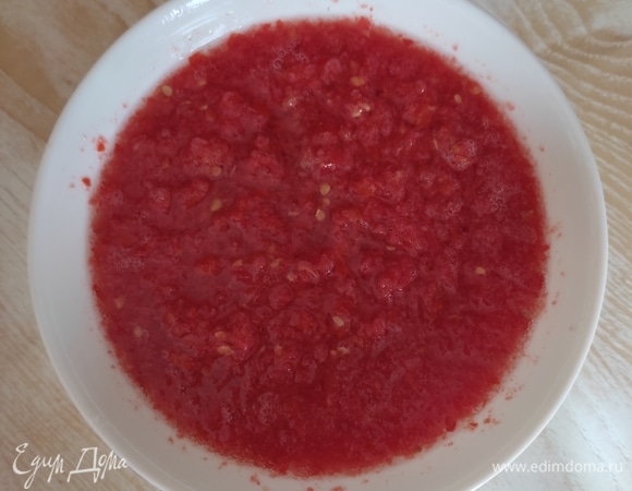 Помидоры обдать кипятком, снять кожуру и измельчить либо в мясорубке, либо в измельчителе.