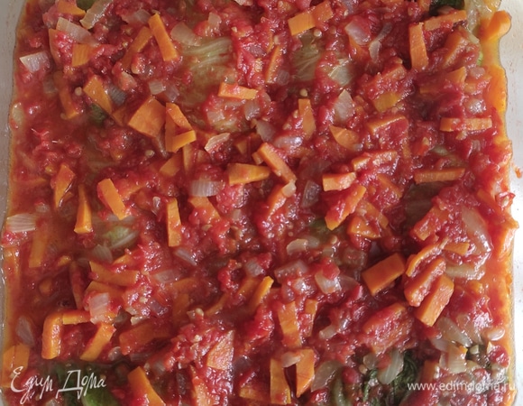 Залить голубцы и поставить в разогретую духовку на 40–50 минут, готовность зависит от размера голубцов и мощности вашей духовки. За 10 минут до готовности добавить сметану и еще потушить в духовке.