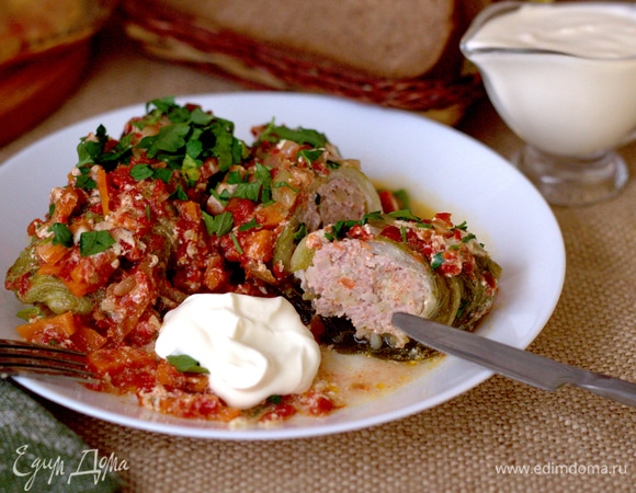 Подавать голубцы со сметаной и рубленой зеленью. Приятного аппетита!