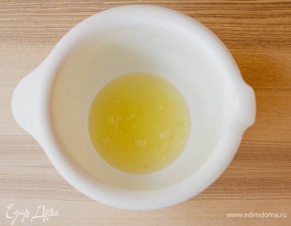 Белки перед приготовлением торта подержать при комнатной температуре. Взбить до мягких пиков на средней скорости миксера.