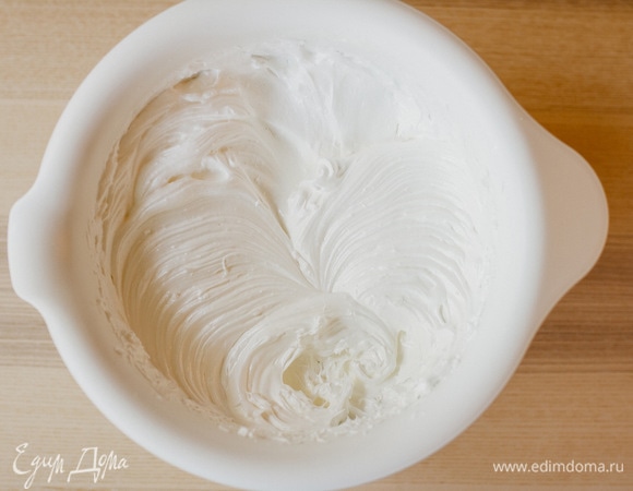 Взбивать до полного растворения сахара, масса должна получиться пышной и глянцевой.