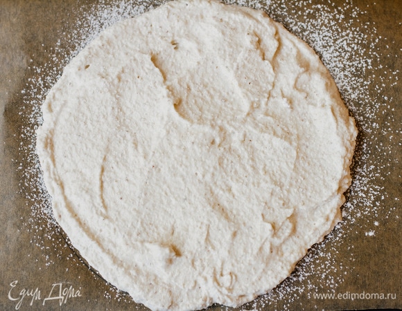 Взвесить тесто, распределить по 1/6 части на подготовленные листы пергамента, заполняя равномерно нарисованные круги. Посыпать круги сахарной пудрой и оставить на 10 мин. Затем снова посыпать пудрой и запечь в разогретой до 170°C духовке 15–20 минут до бежевого цвета. Сразу же аккуратно снять горячие коржи с пергаментной бумаги и остудить. Таким образом выпечь все 6 коржей.