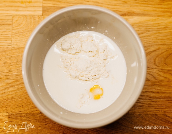 Половину молока соединить с желтками, добавить муку и крахмал, тщательно перемешать.