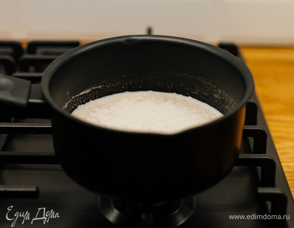 Оставшееся молоко вскипятить с сахаром и ванильным сахаром.