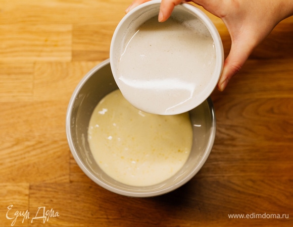 Тонкой струей влить горячее молоко в желтковую смесь.