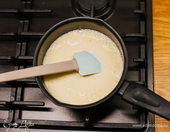 Перелить в сотейник, поставить на слабый огонь и варить до загустения, постоянно помешивая сначала лопаткой, затем — венчиком.