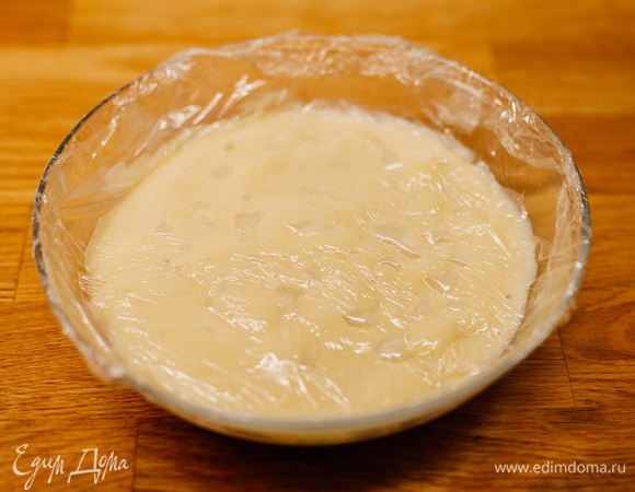 Снять массу с огня, накрыть пленкой в контакт и полностью остудить при комнатной температуре.