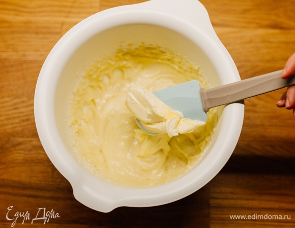 Остывшую заварную массу положить в чашу миксера и взбивать на средней скорости, добавляя частями размягченное сливочное масло.