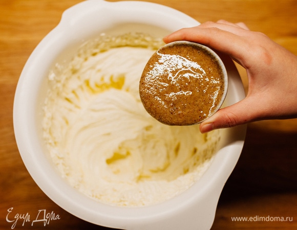 В конце добавить миндальную пасту и перемешать до однородности. Взвесить готовый крем и разделить на 7 частей.