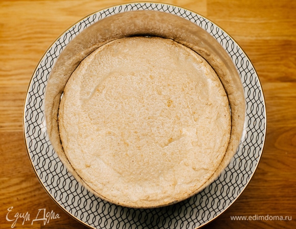 Установить кольцо на основу/тарелку и выложить первый корж.