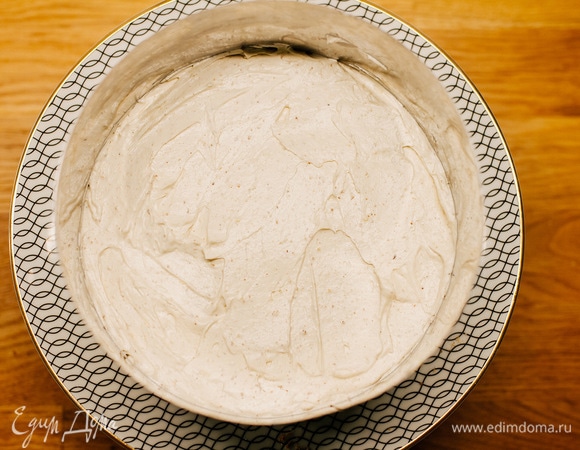 Сверху распределить равномерно часть крема. Повторить со всеми коржами.