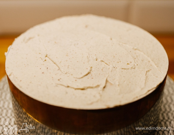 Последний корж выложить вверх дном, немного покрыть кремом (его нужно оставить еще для боков).