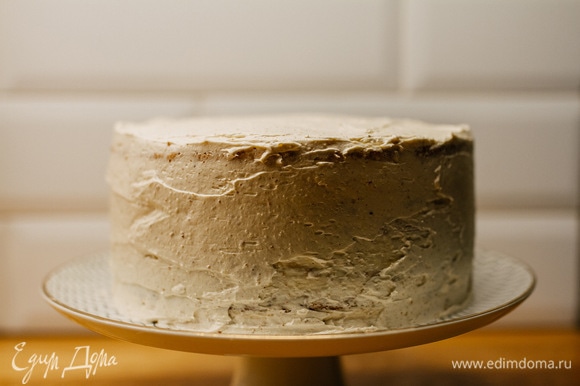 Отправить торт на час в холодильник. Затем снять кольцо, покрыть оставшимся кремом бока и верхушку торта, отправить еще на час в холодильник.