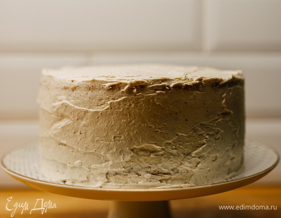 Отправить торт на час в холодильник. Затем снять кольцо, покрыть оставшимся кремом бока и верхушку торта, отправить еще на час в холодильник.