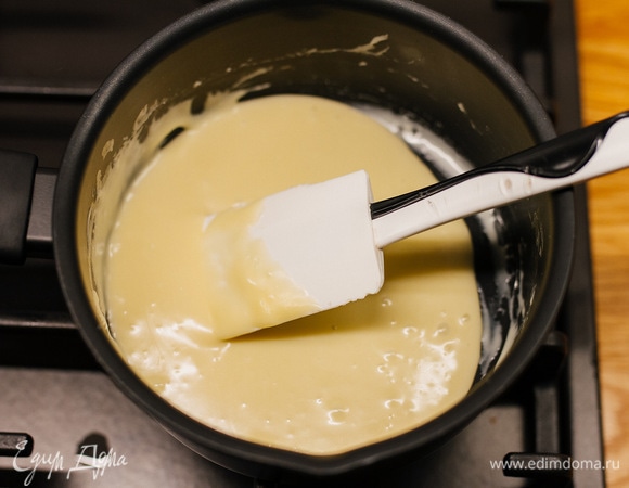 Растопить на водяной бане белый шоколад со сливками и остудить.