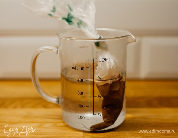 Молочный шоколад растопить прямо в кондитерском мешке, опустив его в кипяток. Остудить.