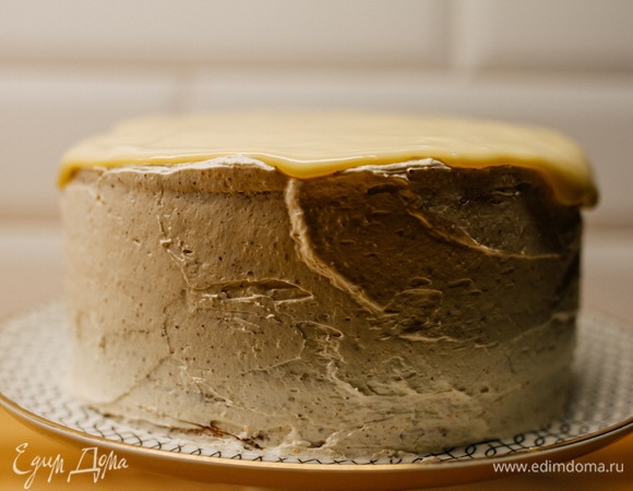 Глазурью из белого шоколада покрыть верх торта.