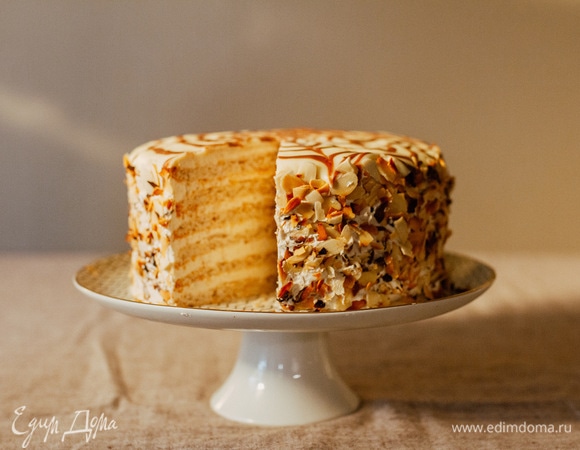 Бока торта обсыпать обжаренными на сухой сковороде миндальными лепестками и отправить торт на ночь в холодильник. Перед подачей подержать торт при комнатной температуре минимум 15 минут, чтобы крем согрелся. Приятного аппетита!