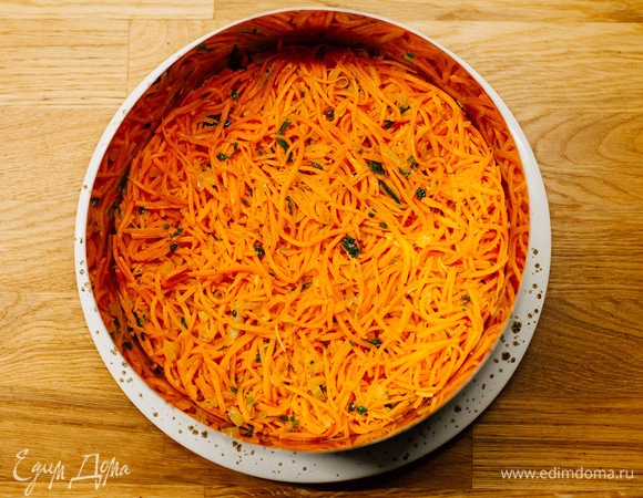 Чтобы салат был ровным, я собирала его в кольце диаметром 20 см. На дно выложить слой моркови по-корейски (рецепт есть у меня в профиле).