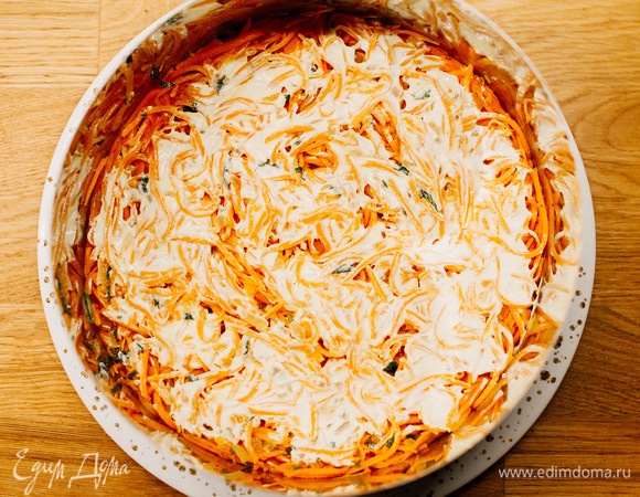 Смазать майонезом.