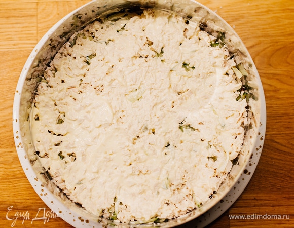 Сверху уложить нарезанную мелкими кусочками грудку. Посолить, смазать майонезом.