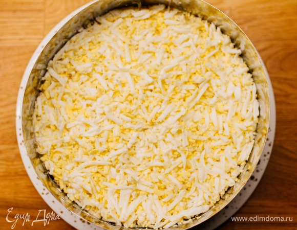 Затем идет слой из натертых яиц.