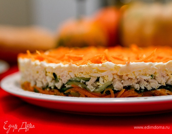 Наверх тонким слоем уложить еще немного корейской моркови. Приятного аппетита!