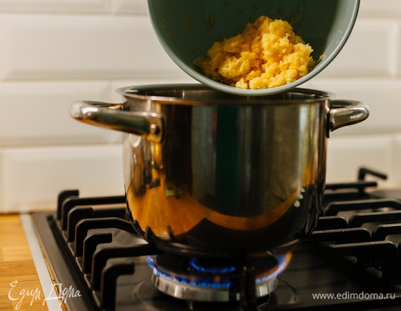 Добавить измельченный жмых и цедру.