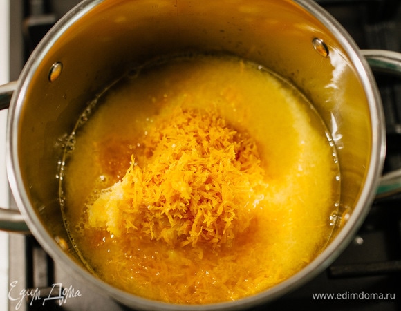 Поставить кастрюлю на плиту и после закипания немного убавить огонь. Варить в течение 30 минут.