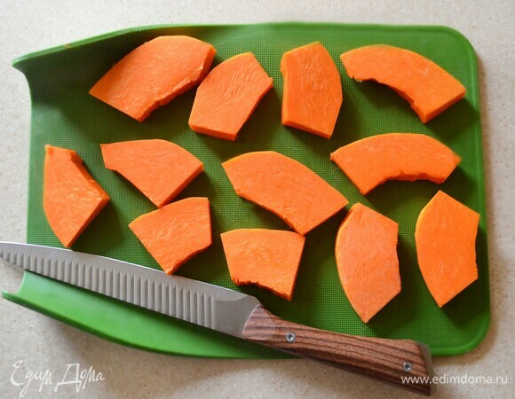 Тыкву необходимо вымыть, очистить и нарезать кусочками (в чистом виде получилось 400 г). Выложить на противень, выстеленный пекарской бумагой, и запекать до готовности.