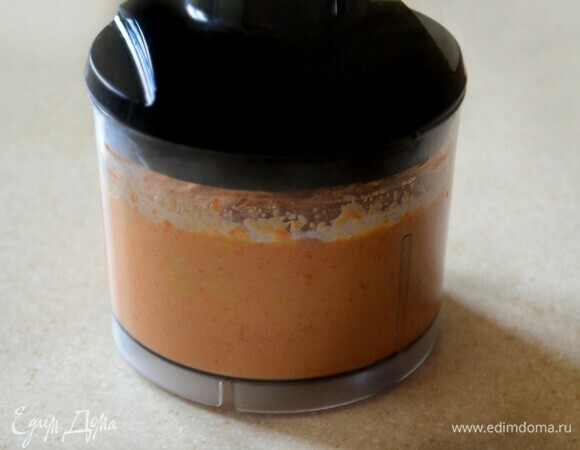 В чашу блендера поместите запеченную тыкву, яйцо, творог, манную крупу, соль и сахар. Взбейте до однородного состояния.