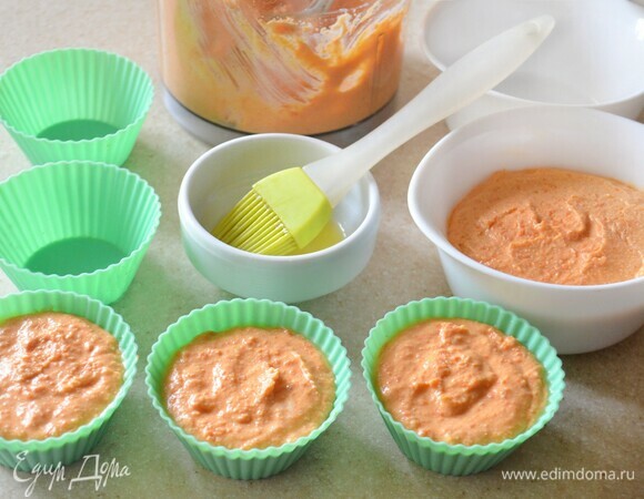 Формочки для кексов смажьте с помощью кулинарной кисти растопленным сливочным маслом (также можно использовать небольшие керамические формочки, пригодные для запекания). Заполните формы на 2/3 творожно-тыквенной массой, поставьте на противень, наполненный водой, и поместите в разогретую до 190°C духовку на 30–40 мин. Суфле будет готовиться на пару. Время приготовления зависит от размера формочек.