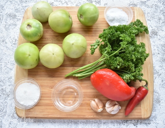 Подготавливаю продукты. В маринованные помидоры по желанию можно добавить сельдерей, укроп и другую зелень. Степень остроты регулируйте по вкусу.