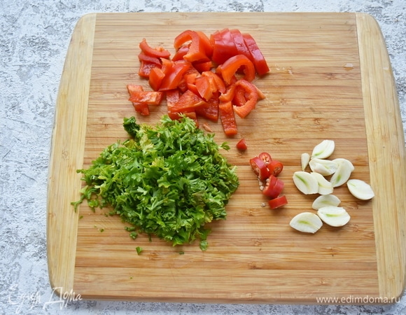 Помидоры мою, нарезаю на четвертинки. Чеснок — пластинками, болгарский перец — соломкой. Зелень измельчаю, острый перец нарезаю колечками.